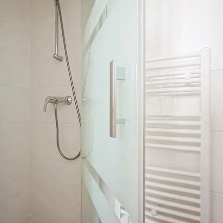 Bright Apt Near Republic *