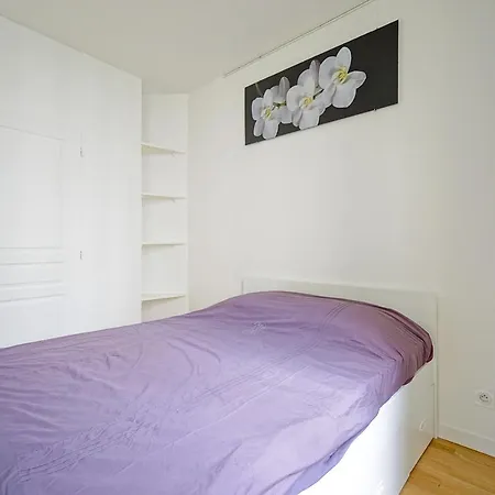 Bright Apt Near Republic פריז