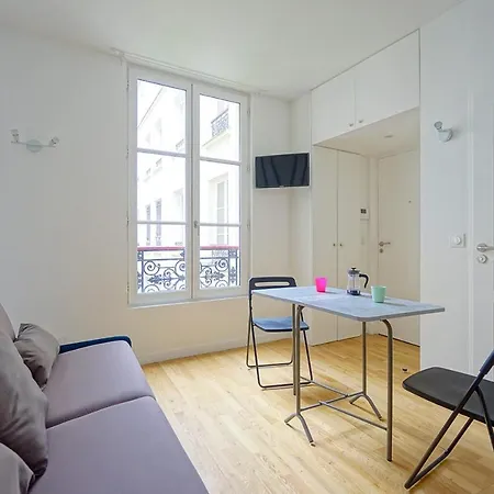 Bright Apt Near Republic *